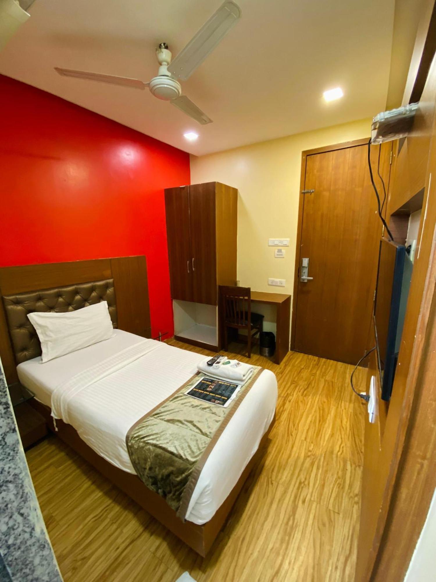 Hotel Arton Regency Near Terminal 2 Airport Bombaim Exterior foto