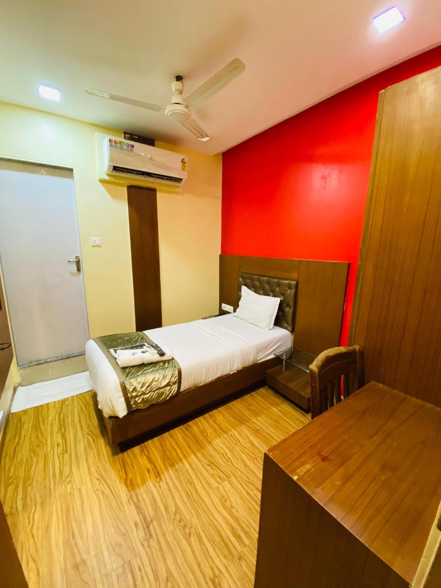 Hotel Arton Regency Near Terminal 2 Airport Bombaim Exterior foto